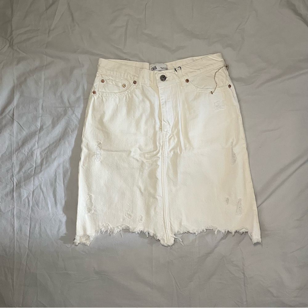 Zara ‘the mini skirt in off white’
